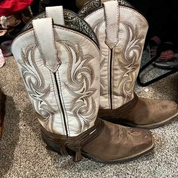 Worn once for my wedding, super comfy just not my everyday style. - Picture 1 of 1